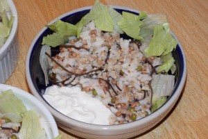 Rýžový salát s řasou, masem a jogurtem